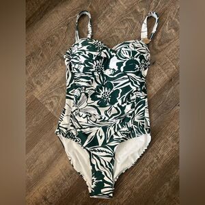 Nip Tuck Multifit Cup Joanne One-Piece Swimsuit- Size 6